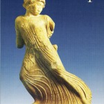 Sur le haut socle, la fameuse KORE fuyante en marbre pentelique. Elle appartient probablement au complexe du Rapt de KORE