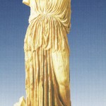 Statue monumentale, acephale, de DEMETER,en marbre pentelique.
