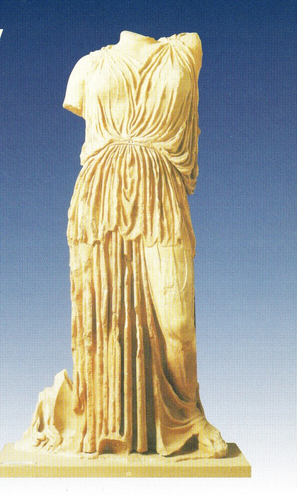 Statue monumentale, acephale, de DEMETER,en marbre pentelique.