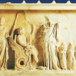 Trois reliefs votifs traitant le même  sujet que le grand relief eleusisien,Mission de triplolemé,qui fut le thème préféré de cette époque.